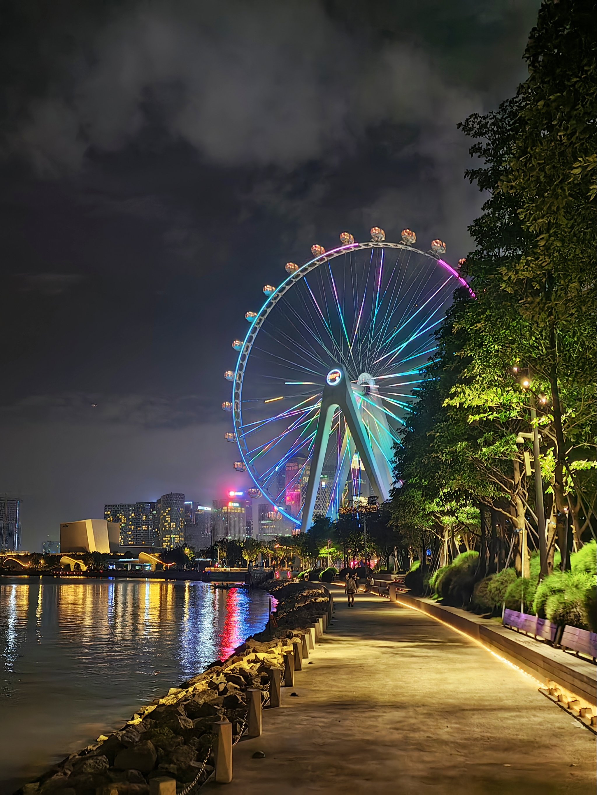 城市夜空跑，灯光点缀的运动盛会的简单介绍