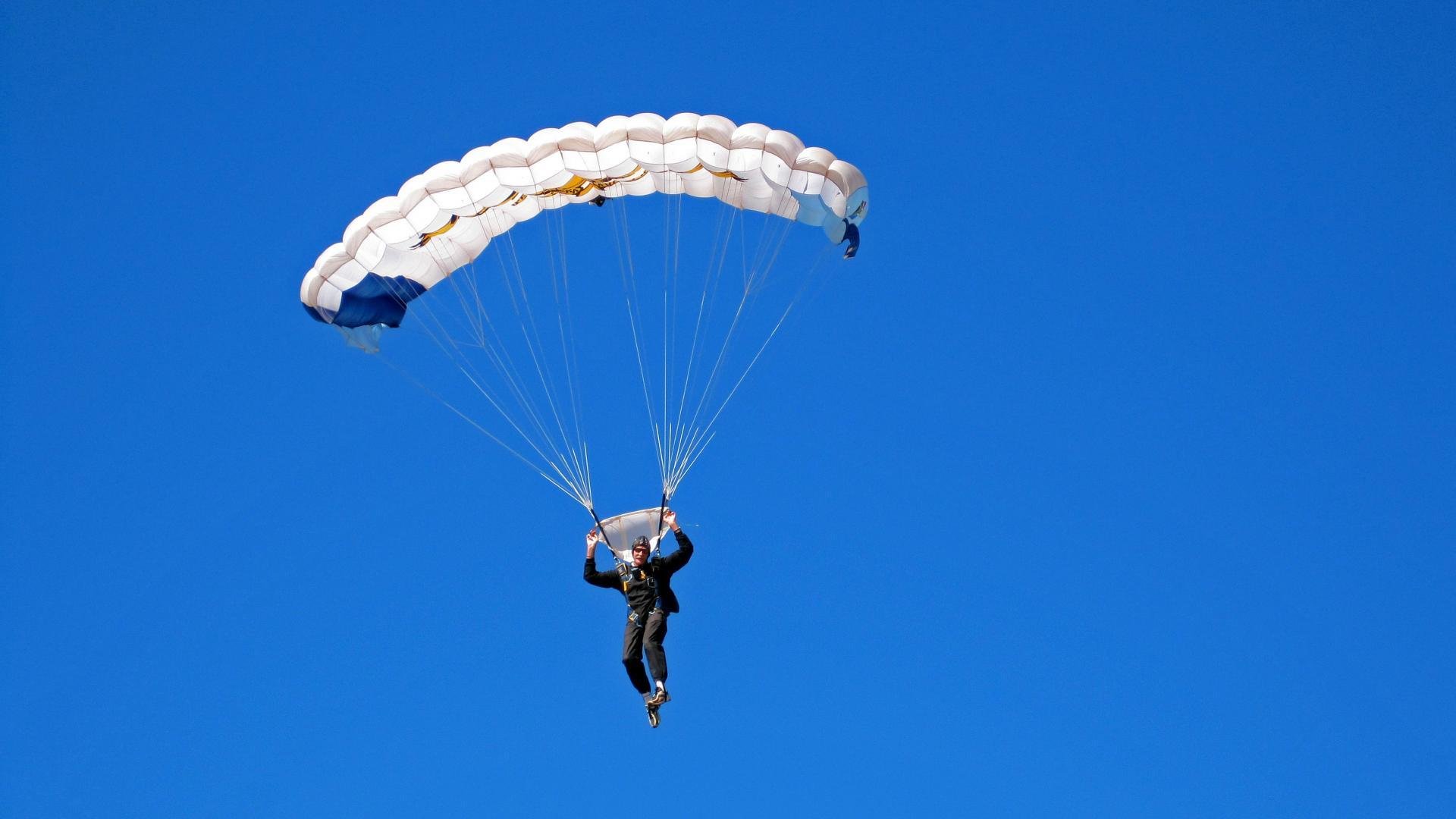 自行车下坡赛成都赛区,选手飞跃障碍夺冠,自行车下坡最快速度